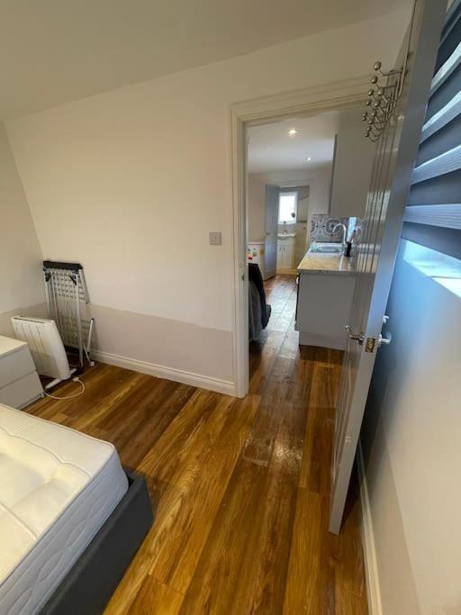 One Bedroom Annex With Private Entrance Morden  Exterior photo