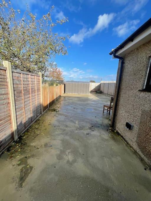 One Bedroom Annex With Private Entrance Morden  Exterior photo
